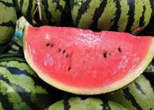 Tại sao người bán thích cắt dưa hấu làm đôi để bán? Hóa ra 'thói quen' này lại có ý rất sâu sắc