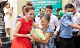 Hoa hậu Bùi Thị Hà đón sinh nhật cùng với 1000 người nghèo