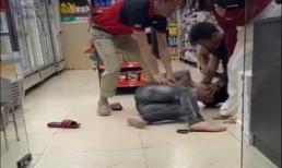 Sàm sỡ hoa đã có chủ ở cửa hàng tiện lợi, thanh niên 'hổ báo' bị dạy cho bài học nhớ đời