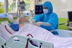 Nam phi công người Anh rơi nước mắt khi bác sĩ hỏi thăm, phổi phục hồi 40%