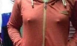 Mặc áo đi chợ bị nhìn chằm chằm, về nhà người phụ nữ mới tá hỏa phát hiện ra chi tiết dễ gây hiểu nhầm