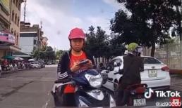 Dừng xe giữa đường nhắn tin và thái độ khó chịu của cô gái khi bị nhắc nhở khiến dân mạng bức xúc