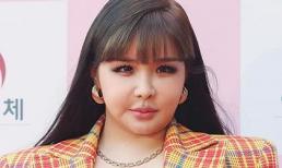 Nguyên nhân khiến Park Bom xuất hiện như 'thảm họa' với mặt sưng phồng, người béo ú nu gây choáng