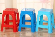 Tại sao có một lỗ trên ghế nhựa? Hóa ra có rất nhiều chức năng nhiều người không hề biết