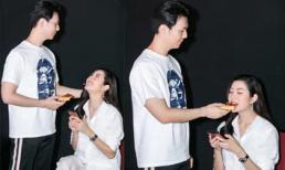 Á hậu Thúy Vân được chồng theo sát chăm sóc, tận tình đút đồ ăn trong lúc đi quay