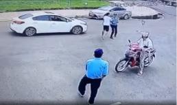 Bảo vệ bị tài xế hùng hổ bóp cổ vì nhắc đỗ xe trước cổng bệnh viện, thái độ của đồng nghiệp mới gây chú ý