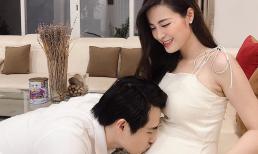 Khoe ảnh ông xã Ông Cao Thắng hôn bụng bầu, Đông Nhi tiết lộ luôn giới tính con đầu lòng