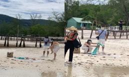 Cặp đôi bắt sao biển vô tội vạ lên bờ chỉ để chụp ảnh 'sống ảo' khiến dân mạng nổi giận