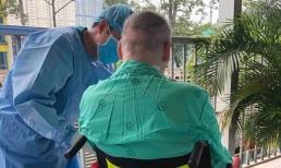 Phục hồi thần kỳ, bệnh nhân phi công người Anh đã ngồi xe lăn để đi phơi nắng