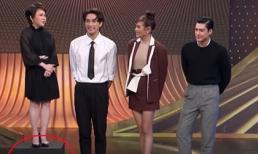 Việt Hương đứng lên bục cao 30cm để đọ dáng cùng siêu mẫu Võ Hoàng Yến