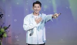 Isaac bất ngờ khi nhận được quà từ đàn anh là ca sĩ Đan Trường trong fan meeting