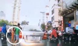 Thanh niên đi 'xế hộp' tranh thủ hôi chùm vải của người bán hàng rong rơi trên đường