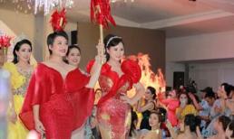 Nghi thức rước đuốc trong đêm hội Lady Charming Night - Biểu tượng truyền cảm hứng Happy Women