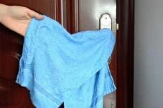 Tay nắm cửa treo một chiếc khăn ướt! Hóa ra nó có thể giải quyết nhiều vấn đề cuộc sống