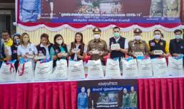 Doanh nhân Xuân Nguyễn tặng quà cho cảnh sát Thái Lan động viên tinh thần sau mùa dịch Covid