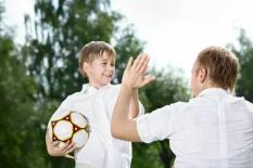Khen ngợi trẻ theo cách này sẽ càng phản tác dụng, thậm chí còn 'hại trẻ'. Cách khen con đúng cha mẹ nên biết