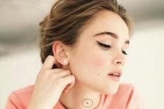 Phụ nữ có nốt ruồi đúng vị trí tài lộc ở cổ cả đời hưởng phú quý