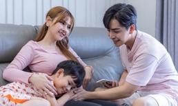 Khoảnh khắc hạnh phúc của gia đình Thu Thủy khi nữ ca sĩ bầu bí 5 tháng