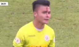 Quang Hải đổ máu trên sân vì va chạm với Tiến Linh