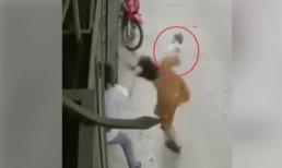 Chồng bạo hành, túm tóc vợ đã ly thân làm con nhỏ 6 tháng rơi khỏi tay gây phẫn nộ