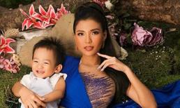 Thúy Diễm khoe trọn làn da nâu mặn mà, đẹp không tì vết bên cạnh con trai cưng Bảo Bảo