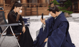 Số hưởng như Dương Mịch: Hết được trai trẻ ôm lại được đàn anh xả thân chụp hình trên phim trường