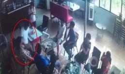 Khoảnh khắc 'ma men' bất ngờ đâm bạn tử vong trong quán cafe ở Hà Nội