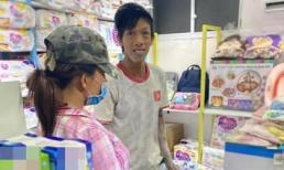 Khoảnh khắc người chồng đang bám đầy bụi bẩn dẫn vợ bầu đi mua thuốc bổ khiến dân mạng xúc động