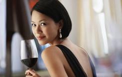 Lời khuyên của một phụ nữ 40 tuổi cho một cô gái 20 tuổi: Hãy làm 4 điều này để 'ngẩng cao đầu sống'