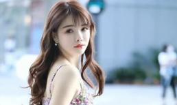 Chiếc váy hoa độc đáo này đã trở thành tâm điểm hoàn hảo cho các cô gái khi xuất hiện trên phố