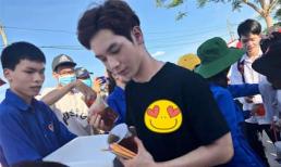 Trai đẹp 'gây sốt' khi phát trà sữa tiếp sức mùa thi vào lớp 10, tưởng lạ hóa lại quen