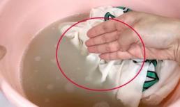 Các vết bẩn trên quần áo trắng có thể được làm sạch dễ dàng bằng mẹo này! Quá thực tế!