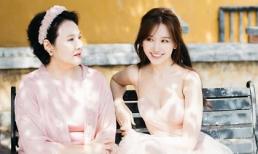 Hari Won và mẹ ruột khoe gu thời trang tinh tế trong chuyến du lịch Đà Nẵng