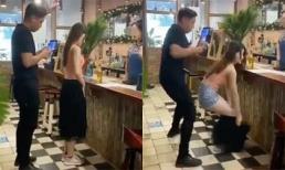 Gái xinh có màn lột đồ lấy tiền thanh toán khiến tất cả xung quanh ngỡ ngàng