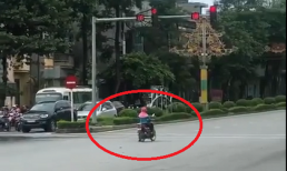 Pha dừng chờ đèn đỏ bất bình thường của người phụ nữ khiến dân mạng 'cạn lời'