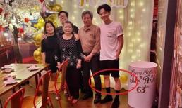 Đăng ảnh bên gia đình nhân dịp sinh nhật mẹ, nhìn đôi chân như que củi của Ngô Kiến Huy mà xót xa