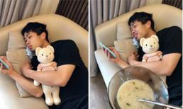 Nhổ răng khôn, Công Phượng nằm ôm gấu lướt điện thoại, được vợ chăm sóc chu đáo