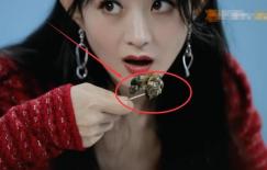 Triệu Lệ Dĩnh không biết ăn bún ốc, gắp cả con to nhét vào miệng, may mà Ngô Diệc Phàm nhắc nhở kịp thời