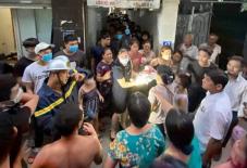 Bé trai sơ sinh còn nguyên dây rốn mắc kẹt giữa khe tường, nghi bị mẹ ném