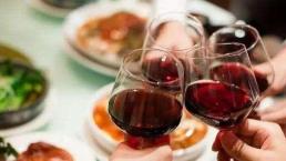 Trong bữa tối, những người không bao giờ chủ động nâng ly chúc mừng đều là 4 kiểu người này