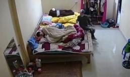 Bị trộm mò mẫm vào tận giường lục lọi, chủ nhà vẫn say giấc nồng khiến dân mạng hồi hộp thay