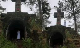 Cô gái nhờ bạn trai chụp ảnh đúng tháng cô hồn, kết quả như hồn ma xuất hiện bên hầm mộ