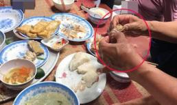 Mẹ chồng bóc tôm cho con dâu bị 'cà khịa', ai ngờ bà quay sang chốt một câu khiến người dưng câm nín