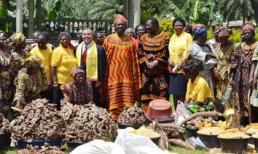 Cuộc sống kỳ lạ của người đàn ông 100 vợ, trong đó 70 bà 'thừa hưởng' từ cha, dinh thự 50 ngôi nhà lợp ngói gây choáng ngợp khi bước vào