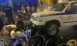 Xe bán tải lao thẳng vào phố đi bộ Bùi Viện cuốn theo nhiều phương tiện, người dân chạy tán loạn