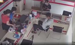 Mở ngăn kéo bàn, 2 nữ nhân viên thất kinh bỏ chạy khi thấy con vật nằm gọn bên trong