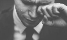 Lấy làm lạ khi thấy người yêu cắm nhang cho ngôi mộ mới xây trong nghĩa trang, để rồi tôi chết lặng khi nhìn thấy bức ảnh trên ngôi mộ ấy