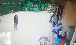 Bé trai đạp xe chơi trong sân nhà bất ngờ lao thẳng xuống vực, và phản ứng khó hiểu của người phụ nữ 