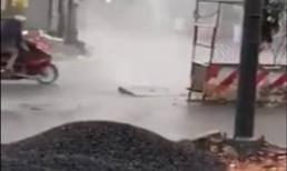  Nắp cống 'nhún nhảy' khỏi mặt đường trong cơn mưa khủng khiếp ở Sài Gòn