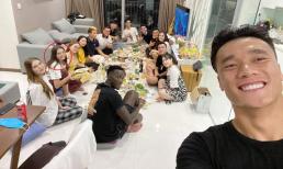 Lộ ảnh thủ môn Bùi Tiến Dũng đưa bạn gái ra mắt hội bạn, hóa ra cặp đôi hẹn hò từ lâu mà dân tình không biết